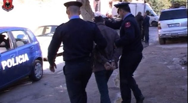 Tiranë, në pranga dy hajdutë të dhunshëm, ja kush janë 6 vjedhjet që kanë kryer