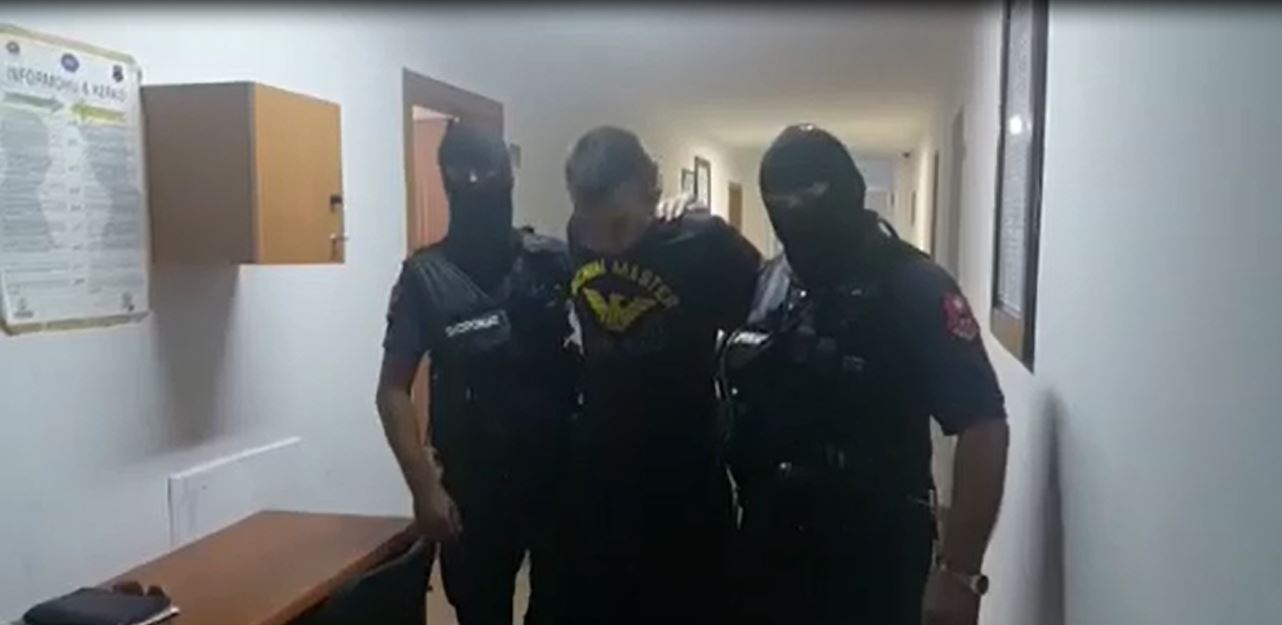 VIDEO/ Dy autorët e vrasjes së dyfishtë në Tiranë, shoqërohen në dhomat e izolimit