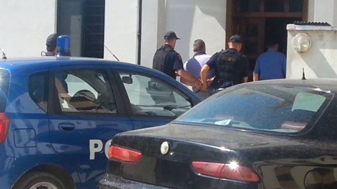 I dehur, nga makina qëllon 7 herë me pistoletë në drejtim të lokalit