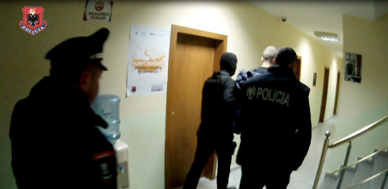 VIDEO/ “Tempesta 2015”, momenti arrestimit të shqiptarëve të akuzuar për trafik prostitucioni