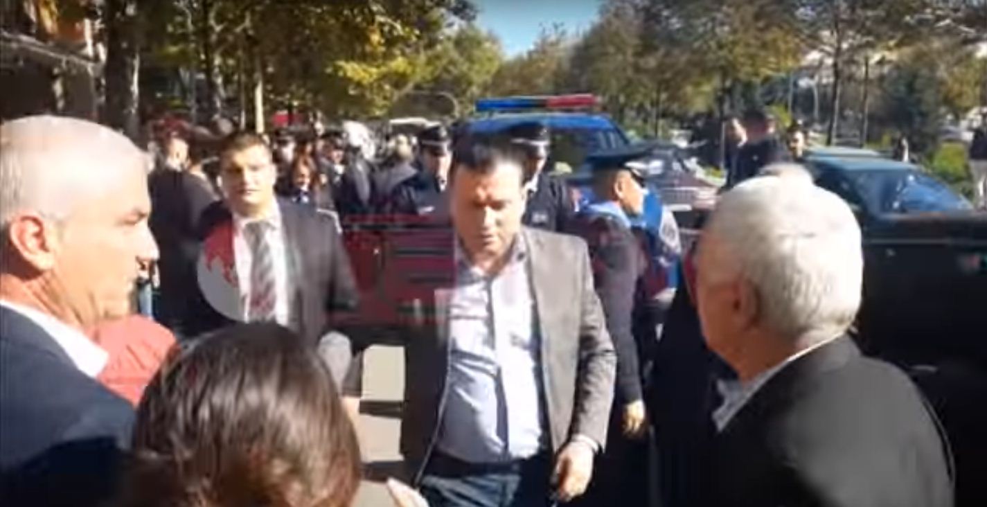 VIDEO/ Shefi i Komisariatit Nr. 2, dhunon fizikisht studentët