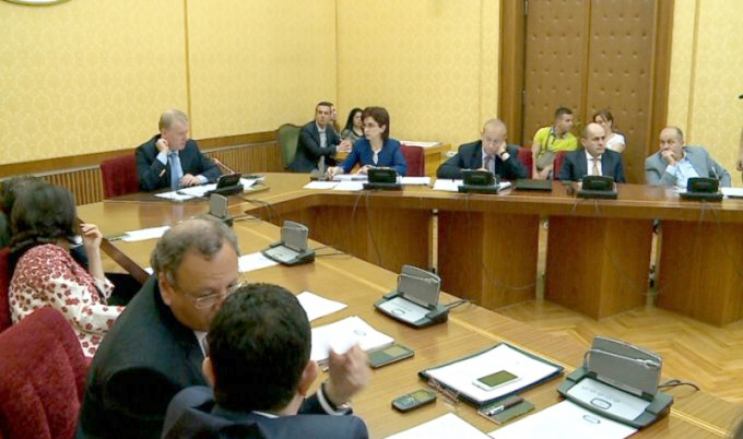 Mësuesit frikë për vendin e punës, kundër ligjit për arsimin parauniversitar