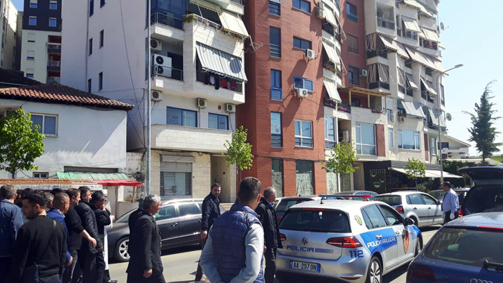 Policia 30 milionë lekë shpërblim për informatorët e vrasjes së komisar Artan Cuku