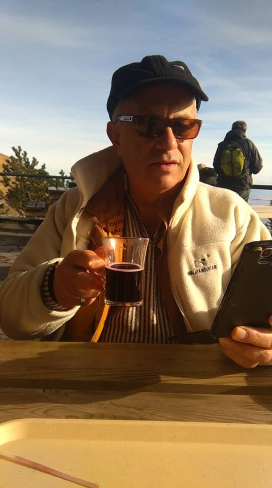 ARTAN FUGA/Në çadër kur të ze shtëpia brenda!