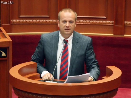 Deputeti socialist thumbon Tahirin: Këtej rrihen biznesmen, andej shpëtohen kotele