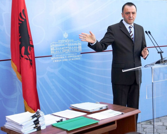 Artan Lame me “një të rënë të lapsit” përjashton 90 mijë familje nga legalizimi