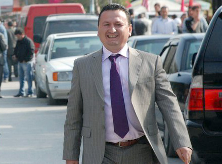 Artur Bardhi me 4 emra, mbrohet si Elvis Roshi me 2 emra