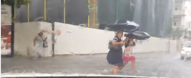 VIDEO/ Keshtu është katandisur rruga 1 milion euro e Veliajt te 9-katëshet