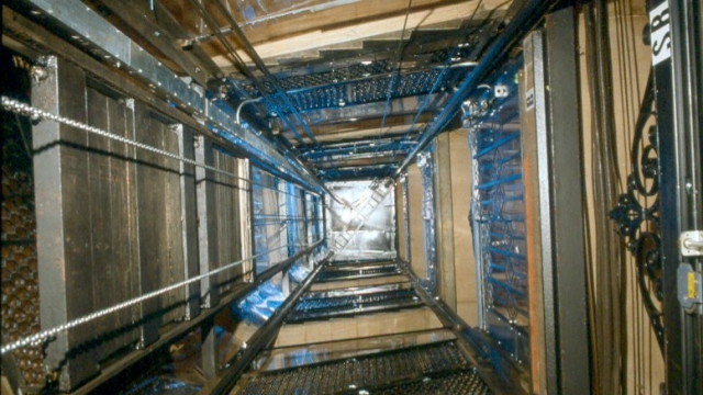 Bie në tunelin e ashensorit, vdes 58-vjeçari në Fier