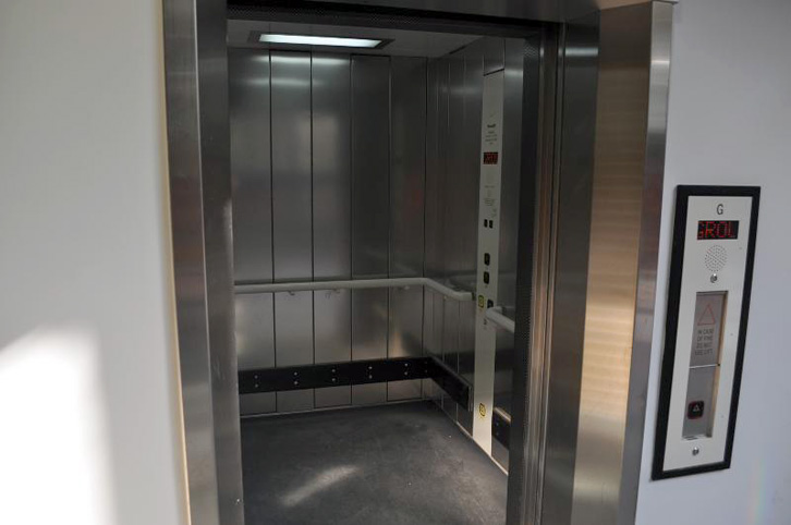 Tiranë, arrestohet “qejfliu” 71-vjeçar, ngacmonte femrat në ashensor