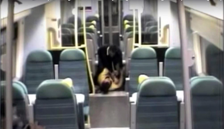 VIDEO/ Dhunon brutalisht pasagjerin në tren se e zgjoi nga gjumi