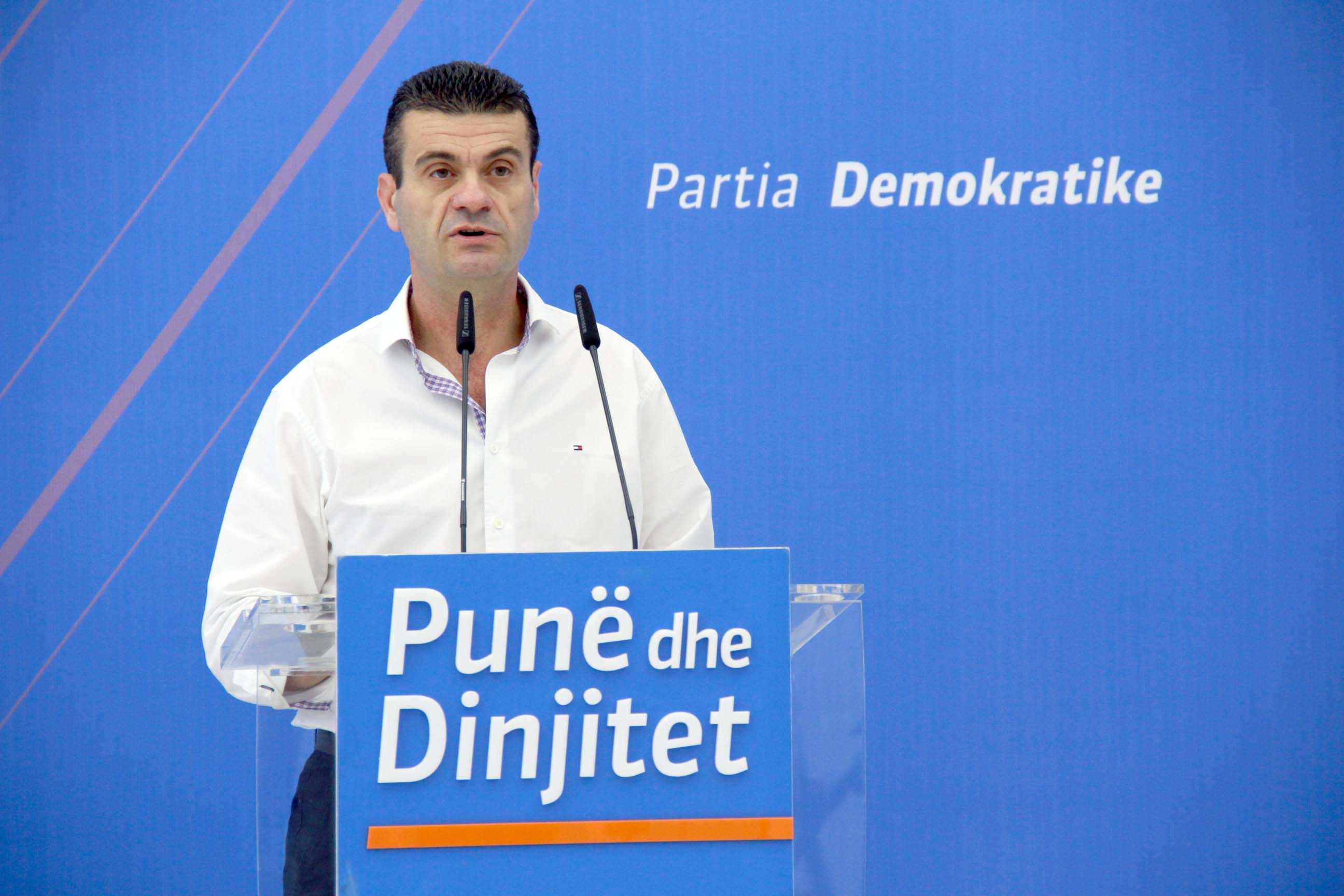 FOTO/ Humbi në popull, Ilir Meta synon të rrëmbejë bashkinë e Vorës në tavolinë