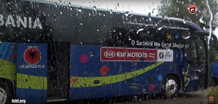 VIDEO/ Rrugëtimin e kombëtares për në stërvitjen e parë në Lens