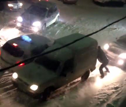 VIDEO/ “Spektakël” në rrugët e Prishtinës, makinat rrëshqasin në borë dhe përplasen me njëra-tjetrën.