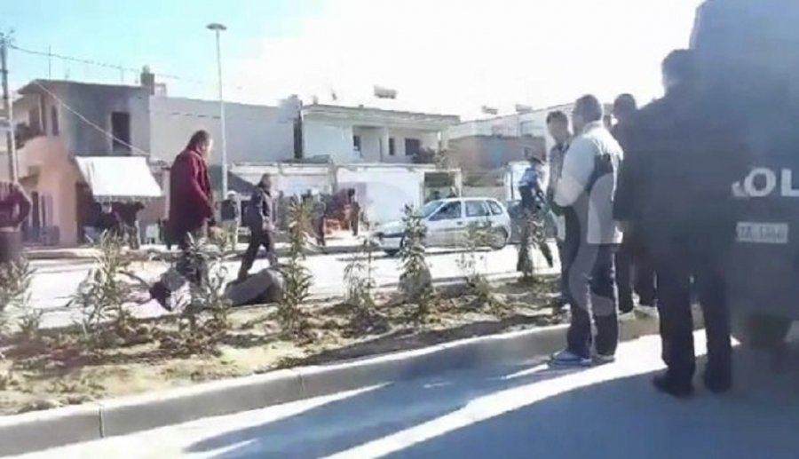 Polici përplas me makinë të moshuarën në Vlorë