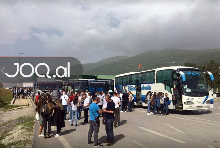FOTO LAJM/ Morinë, bllokohen 15 autobusë, policia: Do kaloni vetëm pas orës 12:00