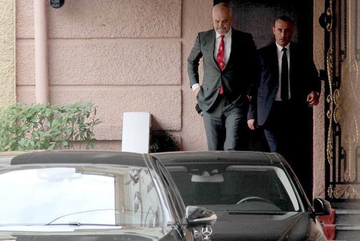 Edi Rama përsëri “tak – tak” te dera e zyrës së Ilir Metës