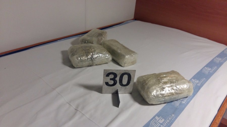 VIDEO/ Kapen 2.2 kg heroinë në portin e Durrësit, dy në pranga e një në kërkim. Ja emrat