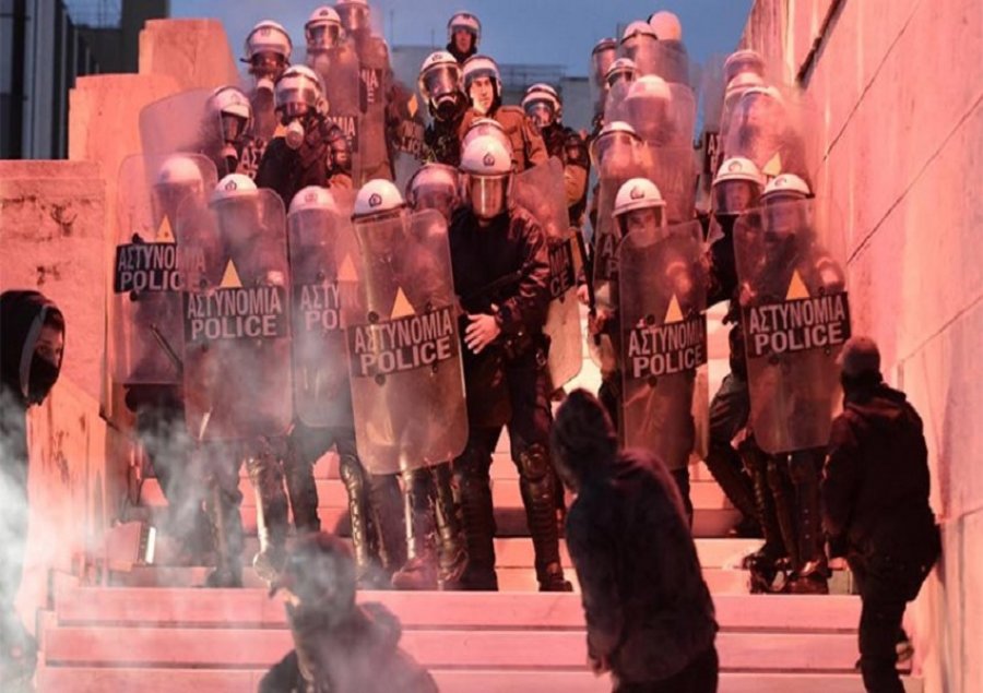 VIDEO/ Athinë, protesta të dhunshme, persona të maskuar tentojnë të hyjnë në Parlament