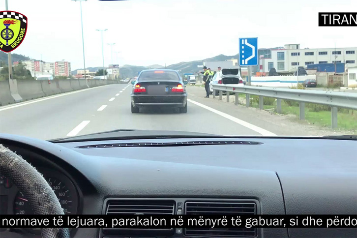 VIDEO/ Shpejtësi e çmendur dhe parakalim i gabuar në autostradën Tiranë – Durrës