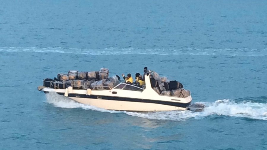 EMRAT/ 2 ton kanabis nga Shqipëria në Itali, kapet skafi në Brindizi, dy të arrestuar