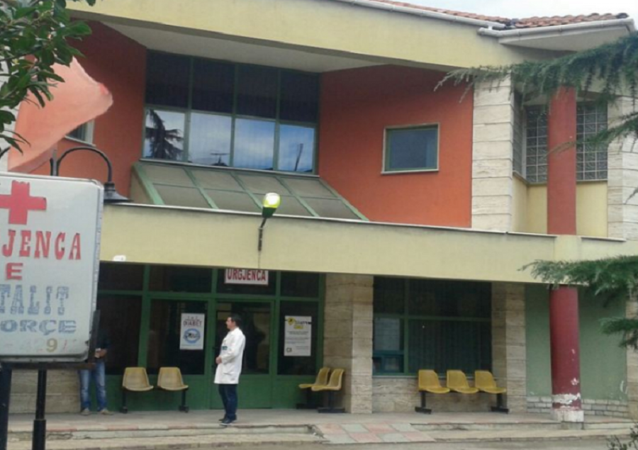 Djali nga Korça spërkat me benzinë mamanë dhe i vendos flakën