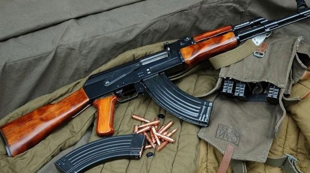 Arrestohen tre të rinj në Shkodër, mbanin armë pa leje në makinë dhe shtëpi