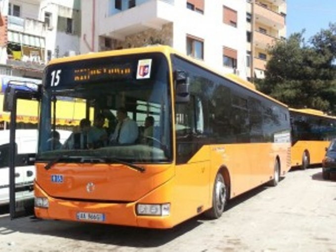 Autobusi  linjës Kombinat-Kinostudio aksidenton kalimtaren