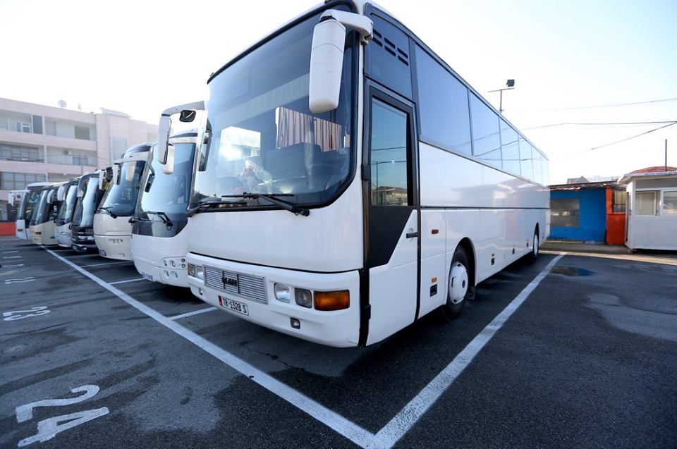Jugu merr një shesh autobuzësh në Tiranë