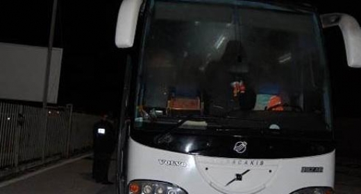 Autobusi urban del nga rruga, përfundon në oborrin e një shtëpie