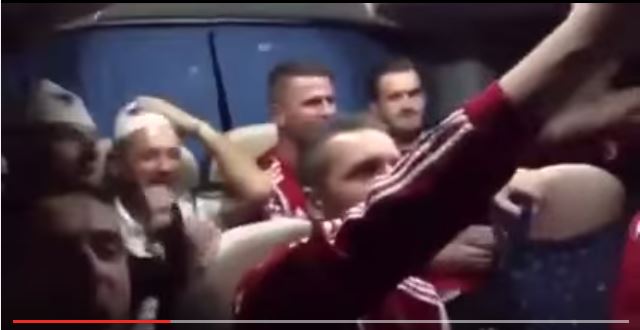 VIDEO/Ja si festohet në autobus nga stadiumi në hotel