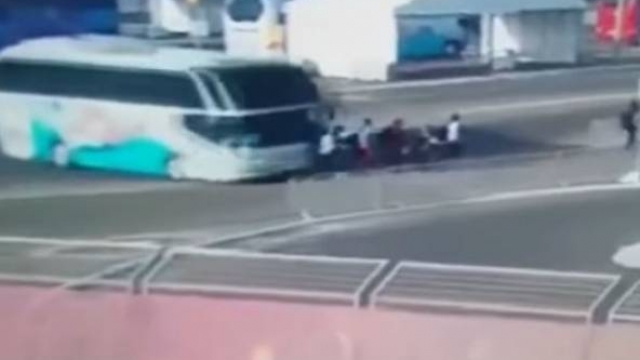 VIDEO (pamje të rënda)/Shoferi i çmendur në Baku, ndjek dhe godet tri sportiste me autobus