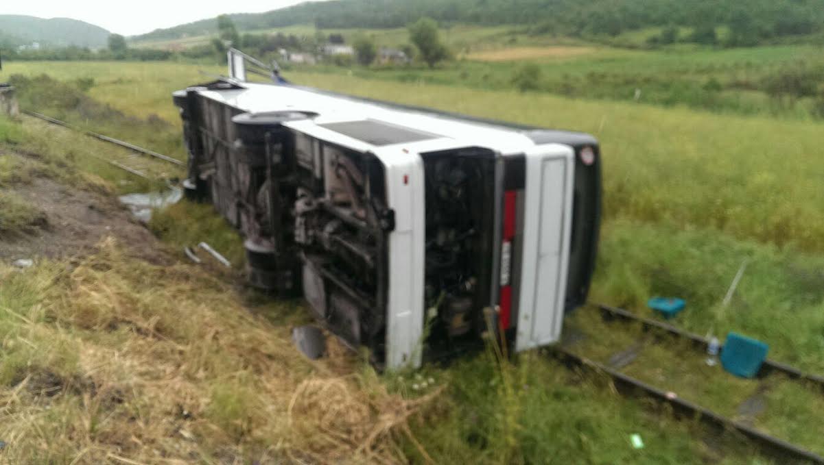 FOTO/ Fier, autobusi me 60 studentë përplaset me furgonin; vdes drejtuesi, 4 të plagosur