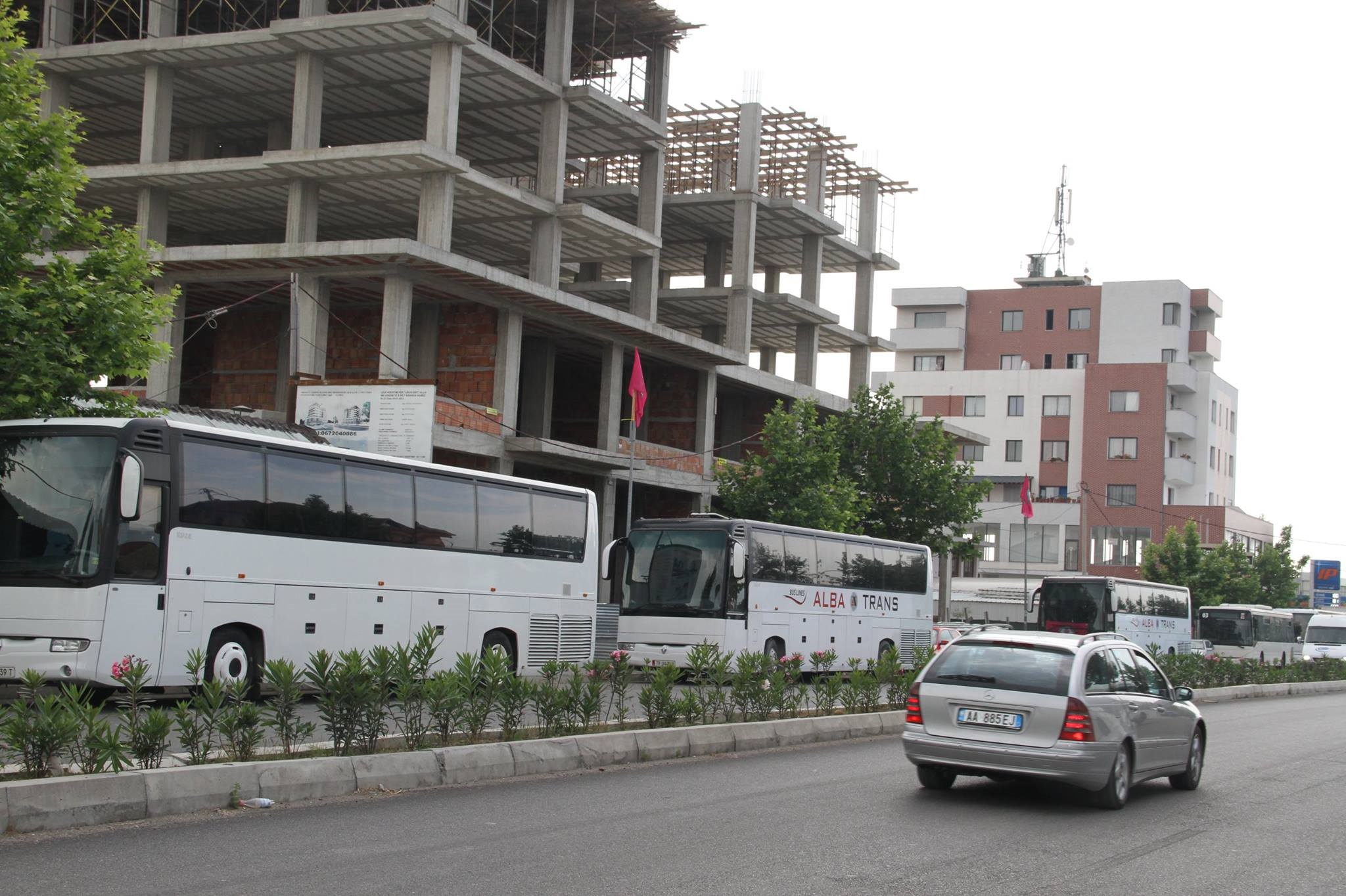 FOTO LAJM/ Edi Rama në Kamëz me 25 autobusë nga Tirana