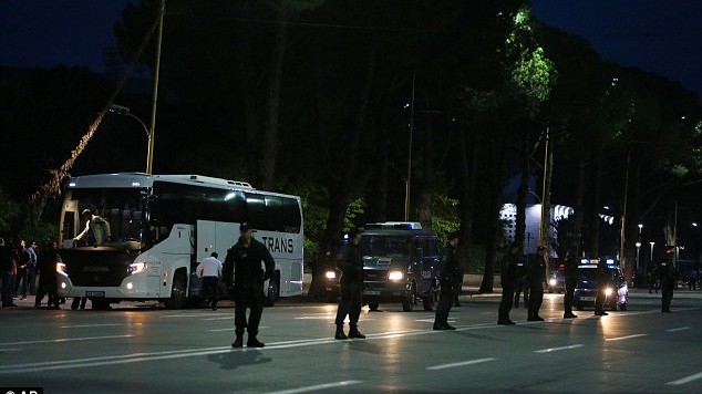 Identifikohet dhe shpallet në kërkim 14-vjeçari që goditi autobusin me gurë