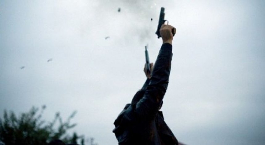 Durrës, i riu demonstron forcën me armë dhe i ikën policisë