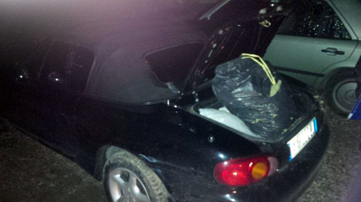 FOTO/ Trafikanti me “Mazda” sportive plot me kanabis, thyen postbllokun e policisë