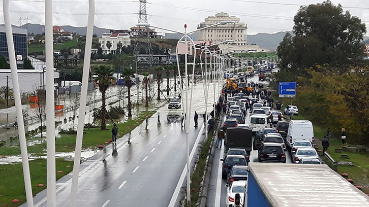 FOTO GALERI/ Shoferët “bëjnë qejf” në autostradën Tiranë – Durrës, në pritje për “ti nxjerrë nga gracka”
