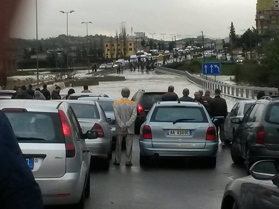 FOTO GALERI/ Autostrada Tiranë – Durrës shndërrohet në lumë, makinat bllokohen në mes të ujit