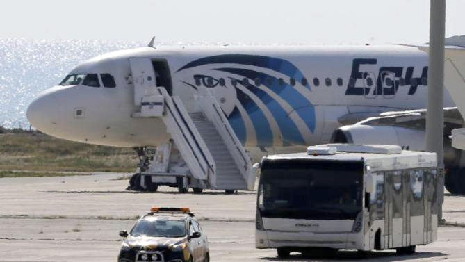VIDEO/ Momenti i uljes së avionit egjiptian në Qipro, dhe lirimi i pengjeve