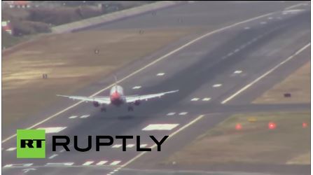 Avioni në dorë të erës, shikoni cfarë u ndodh!