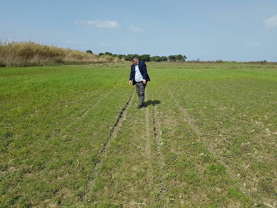 FOTO/Ja gjurmët e avionit të drogës në arat e Akërnisë