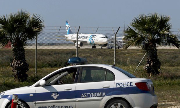 FOTO/ Një kamikaz rrëmben avionin egjiptian, e ul në aeroportin e Qipros