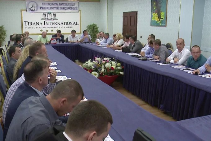 Avokatët kundër kasave fiskale, kërcënojnë me bojkot të gjyqeve