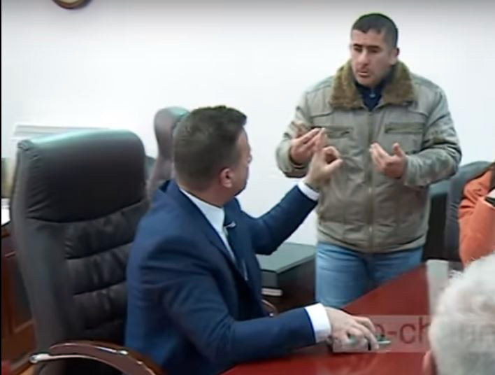 VIDEO/ Poliçan, “Pallati vdekjes” kërcënon jetët e 8 familjeve, Adriatik Zotkaj bën show duke kërcënuar me burg vartësin