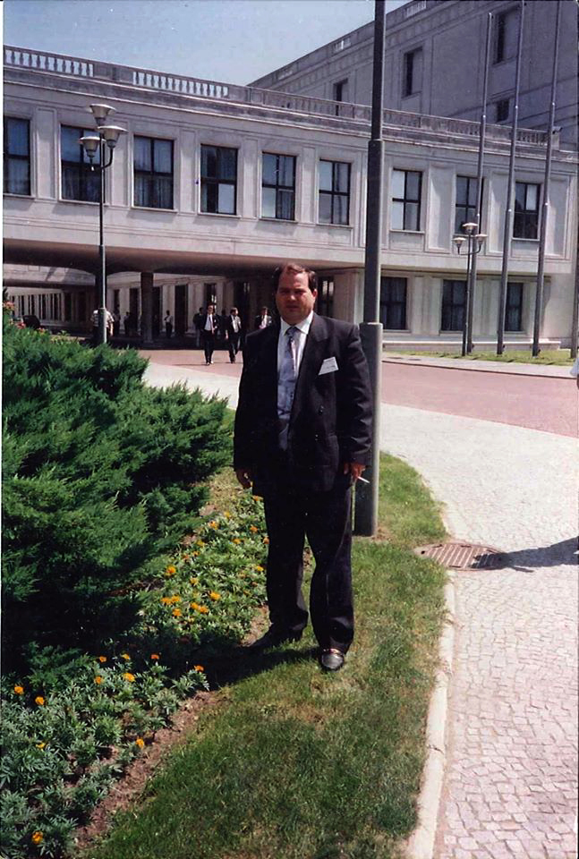 Zbulohet me cilën këngë Azem Hajdari përshëndeti fitoren e PD-së në 22 mars 1992