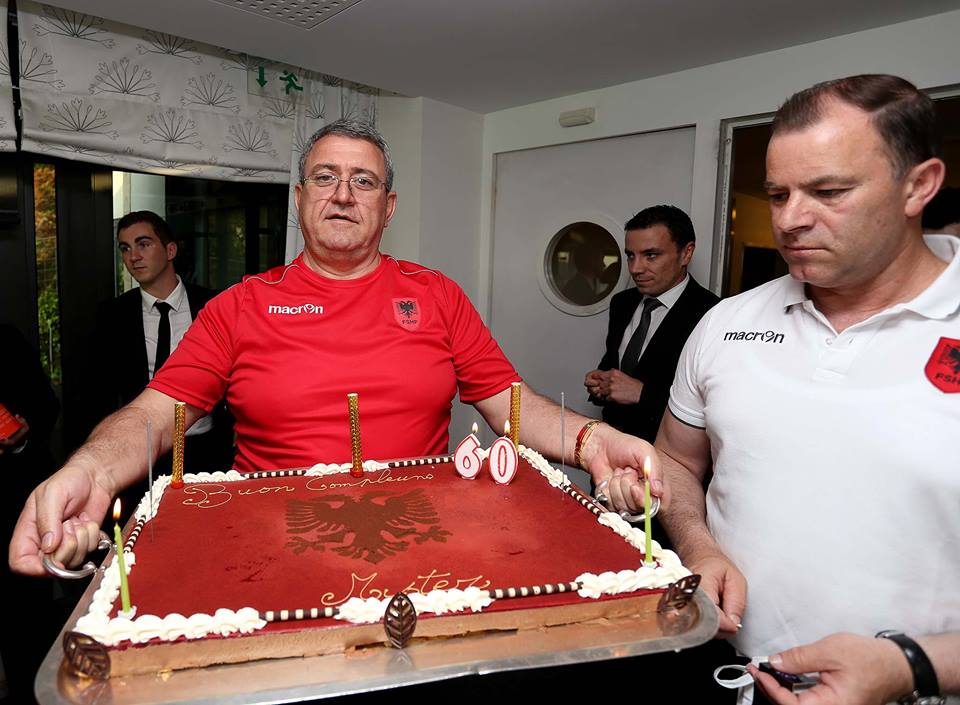 ‪FOTO GALERI/ Ja torta dhe festa e Kombëtares për 60-vjetorin e De Biasit