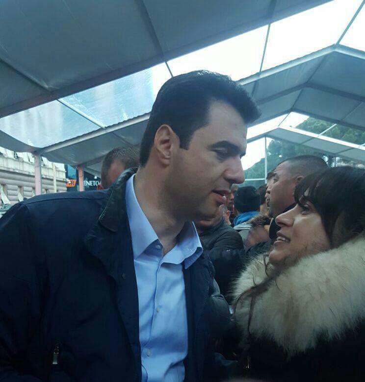 Edhe gruaja e Bashës në çadrën e protestës së opozitës