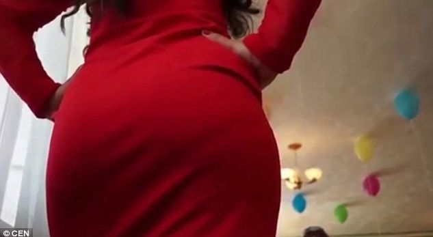 VIDEO/ Babai filmon të pasmet e edukatores në shfaqje e harron fare vajzën e tij