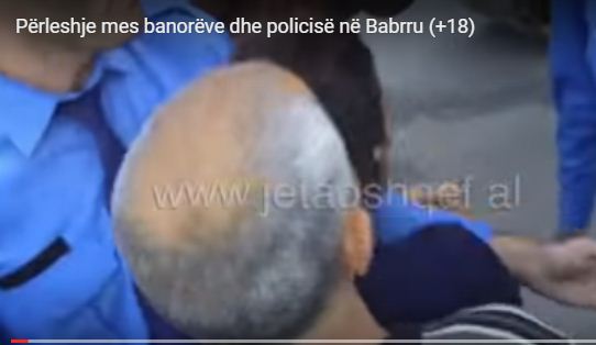 VIDEO/Policët, konflikt me banorët në Babrru